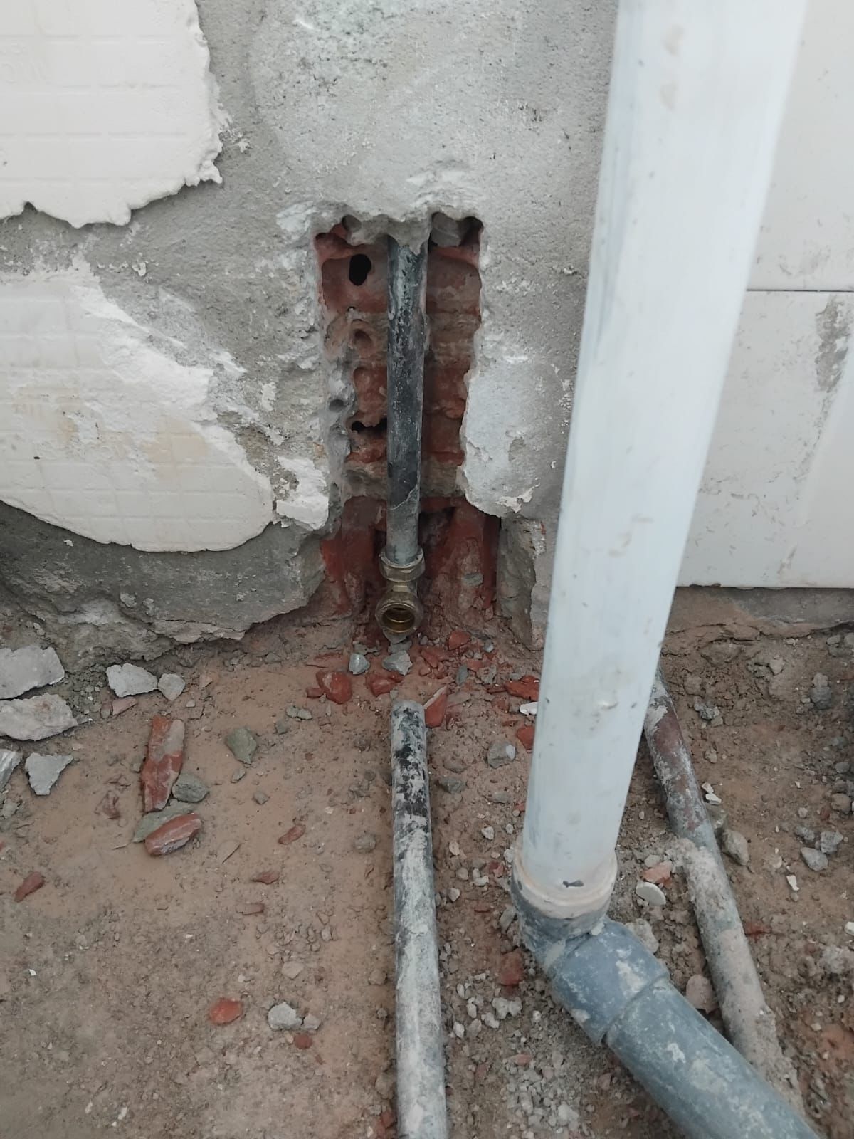 Tuberia 8 x 5 en parede humedad